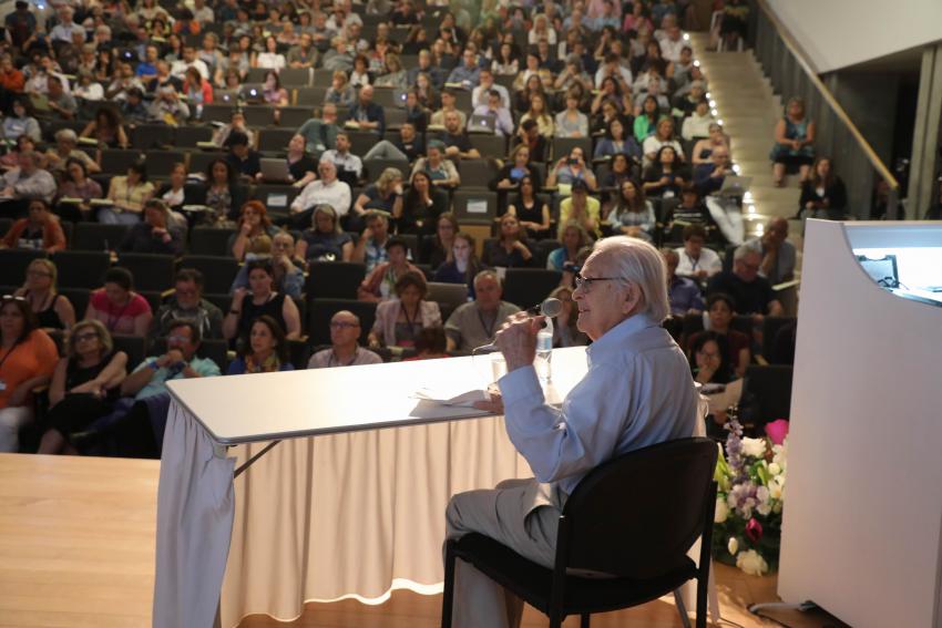 Holocaust survivor and artist Yehuda Bacon speaking at Yad Vashem’s 2018 International Educators Conference